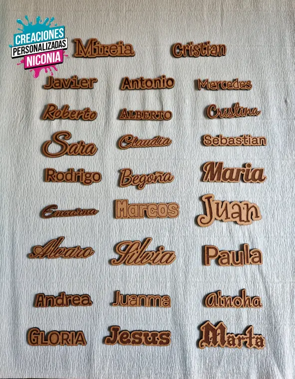 Nombres recortados en madera