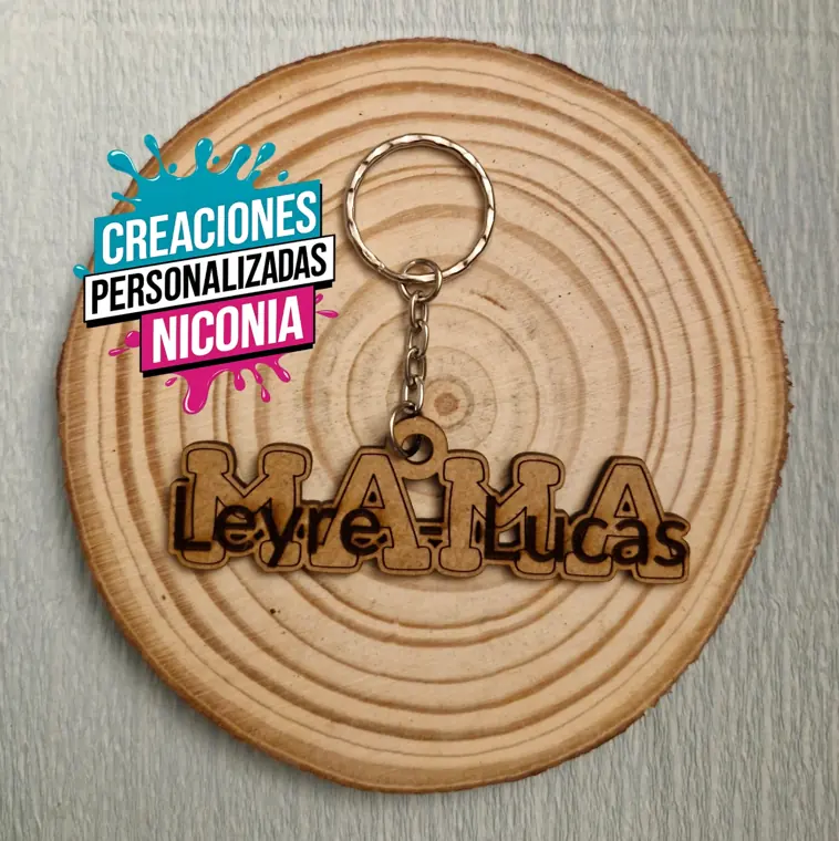 Mamá con nombres Leyre y Lucas en madera