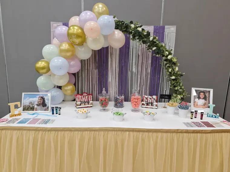 Mesa dulce con arco de globos