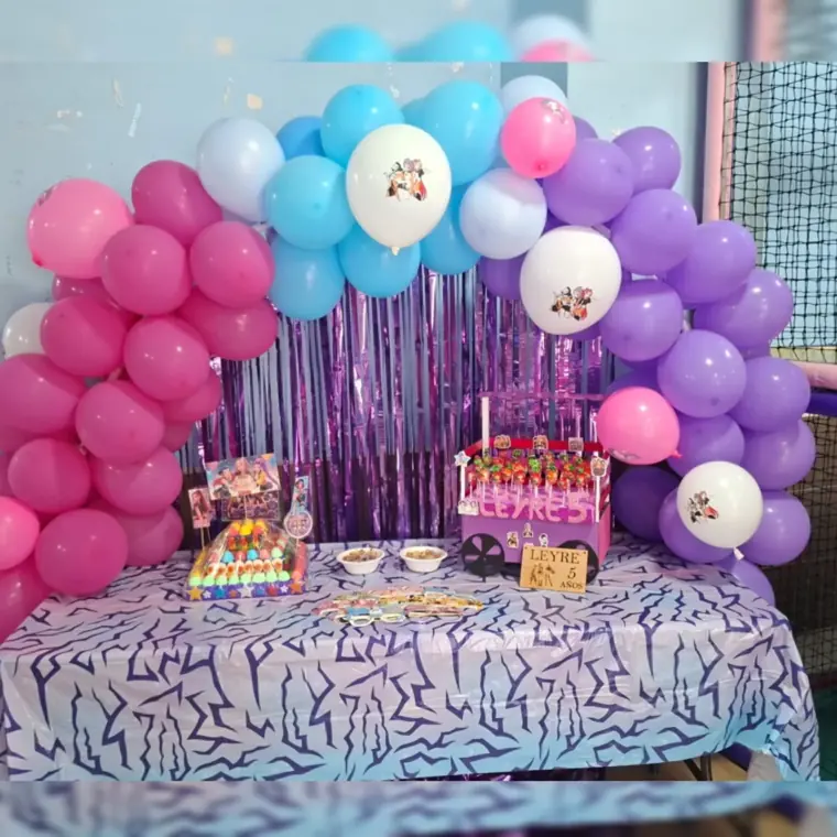 Mesa de fiesta con globos