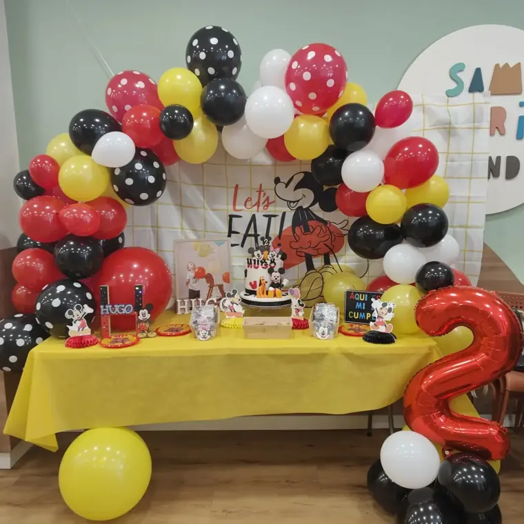 Mesa dulce de cumpleaños con arco de globos